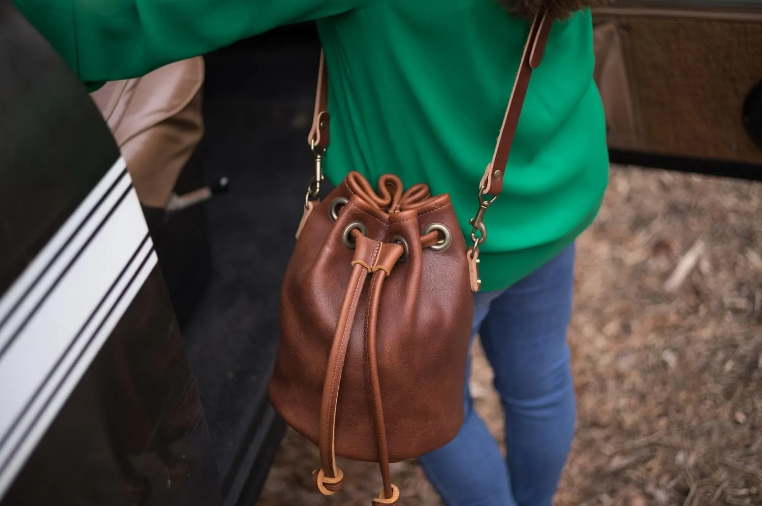 LEATHER BUCKET BAG - MEDIUM - CHERRY BISON